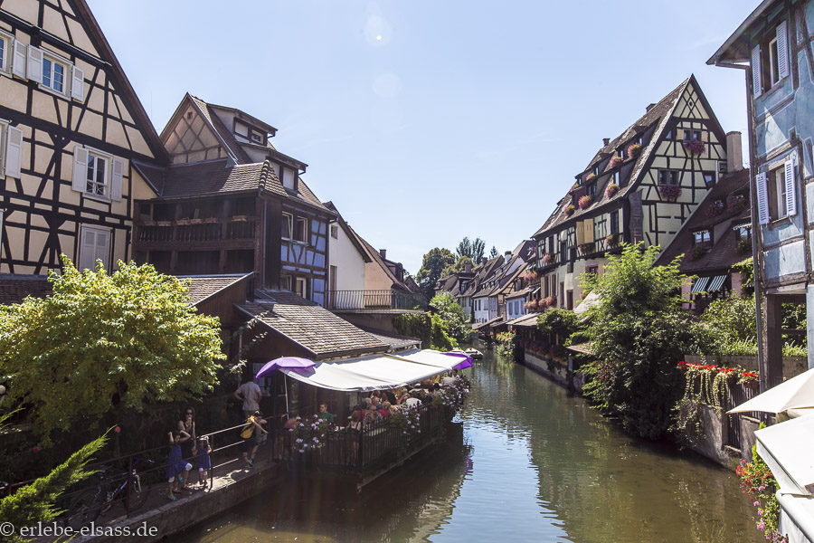 Von Fachwerkhäusern gesäumter Kanal im Viertel Klein-Venedig in Colmar 