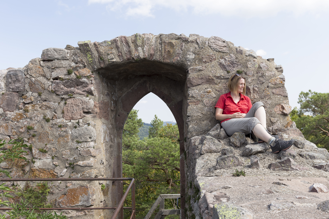 Annette auf der Burgruine Bilstein im Elsass