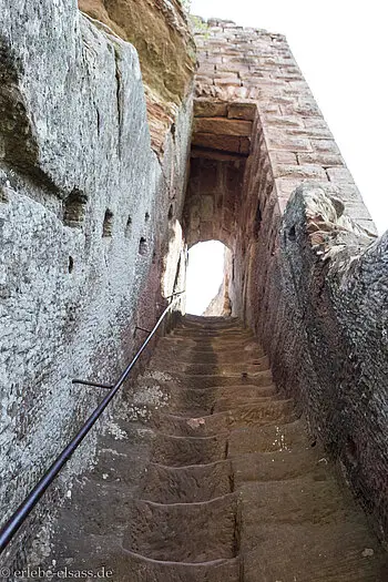 Treppe hoch zur Ruine Wasigenstein