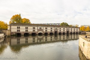 das überbaute Stauwehr Barrage Vauban in Strasbourg