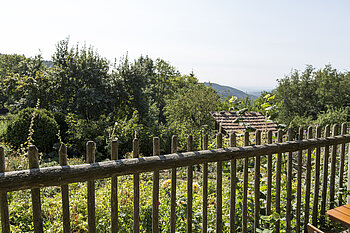 Blick in den Garten der Auberge Saint Alexis