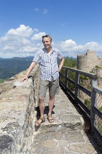 Lars auf der größten Ringmauer des Elsass