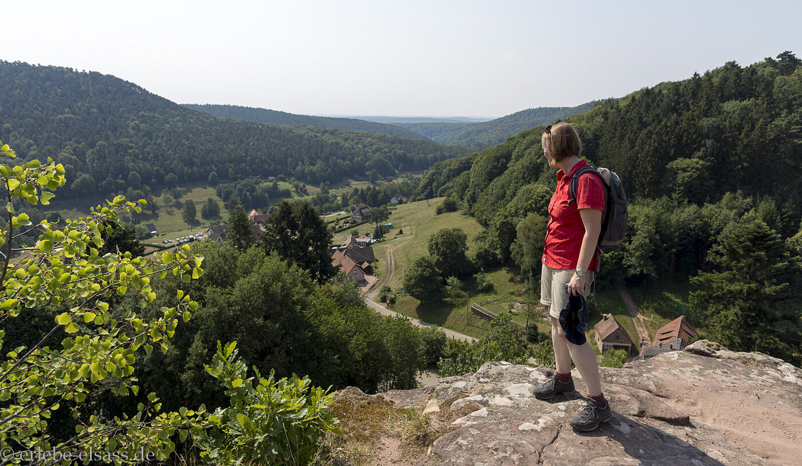 Festungsmauern der Burgruine Alt‑Windstein auf ihrem Sandsteinfelsen im Nordelsass