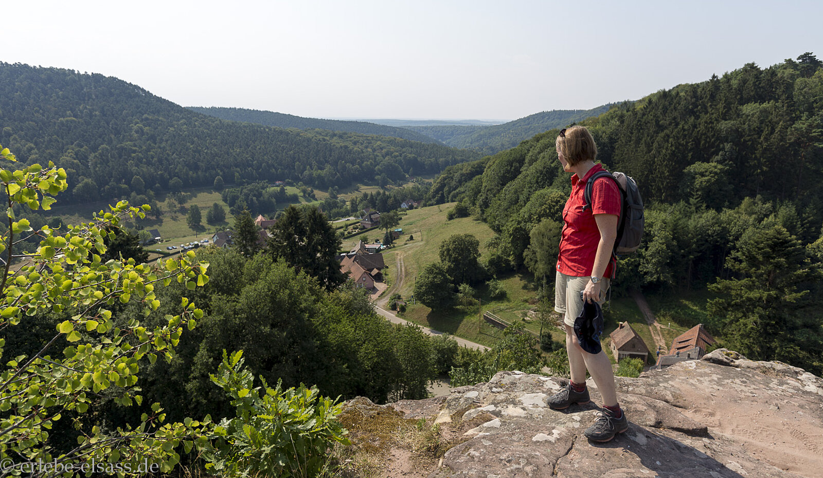 Festungsmauern der Burgruine Alt‑Windstein auf ihrem Sandsteinfelsen im Nordelsass