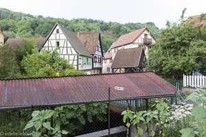 Abseits vom Weg angebrachte Markierungen in Andlau