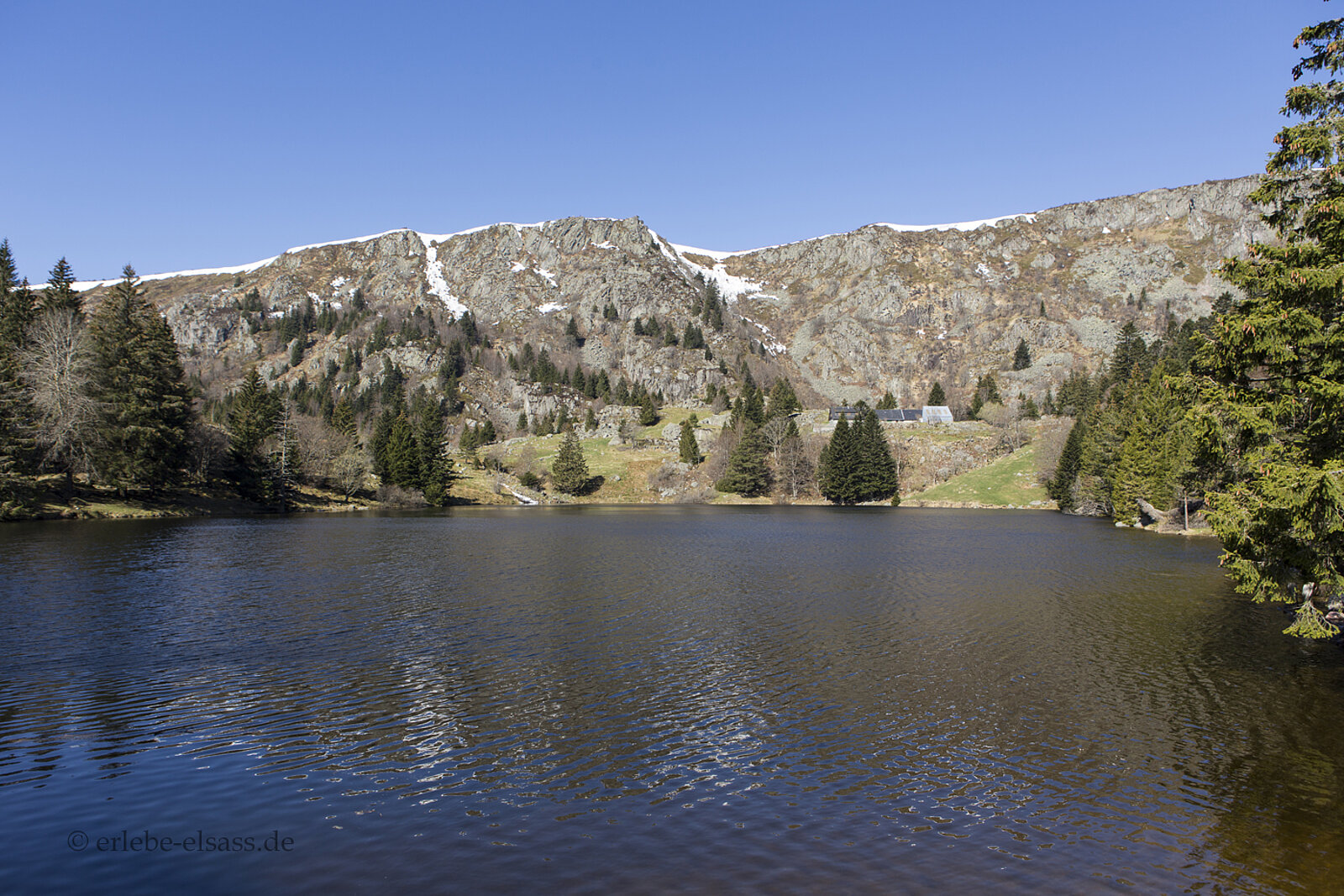 Steilwand des Gazon du Faing mit Blick über den Lac du Forlet
