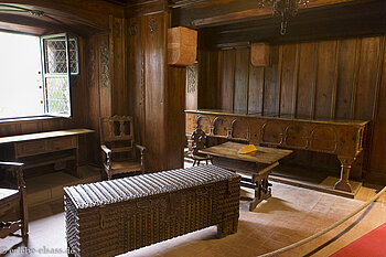 Zimmer der Kaiserin mit Kachelofen und Holztäfelung in der Hohkönigsburg