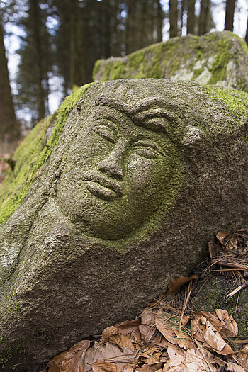 Bild der Frau bei der Quelle der Dame