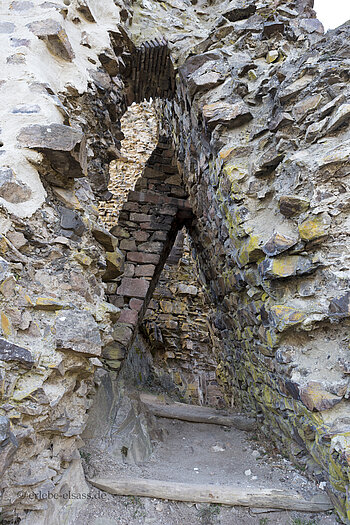 Gegeneinander gestürzte Mauern in der Burg