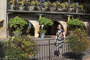 Anne vor dem Koifhus in Colmar