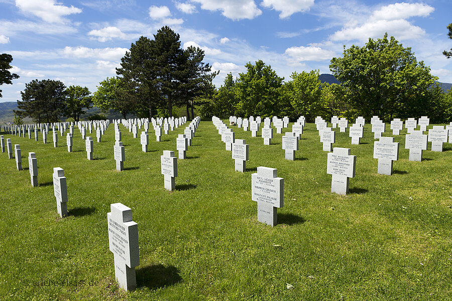 Gräber auf dem deutschen Soldatenfriedhof von Bergheim