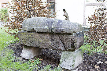 ein mystischer Sarkophag bei der Eglise Saint-Georges
