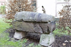 ein mystischer Sarkophag bei der Eglise Saint-Georges