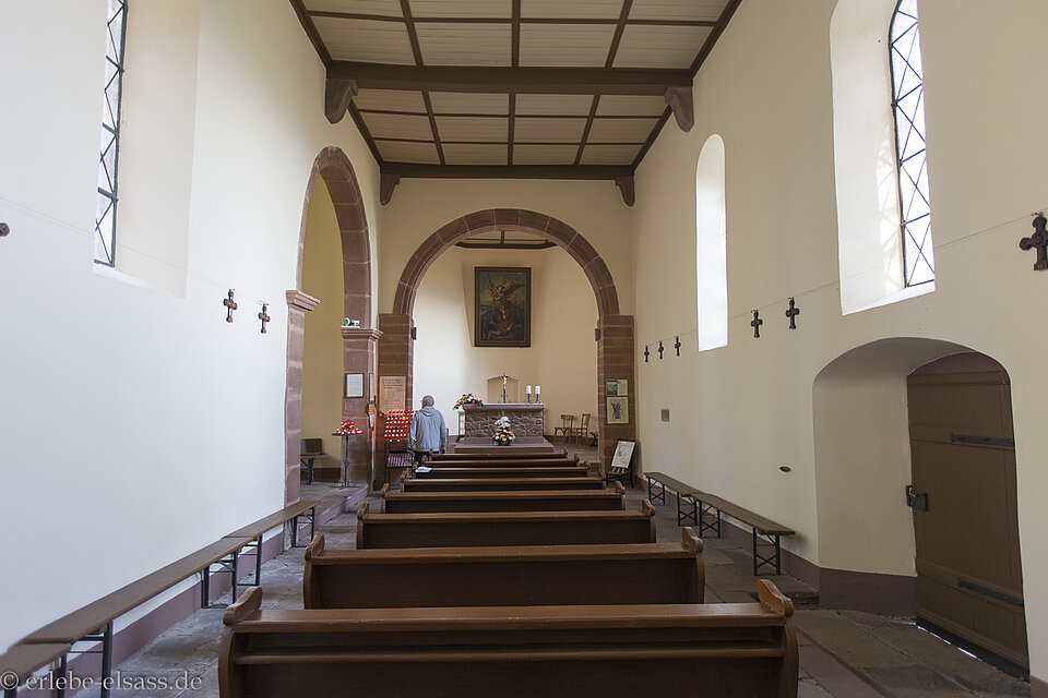 Bänke im Innenraum der Michaelskapelle im Elsass