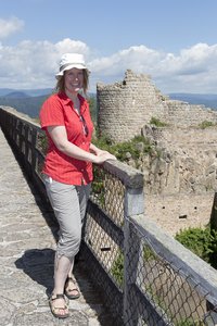 Annette auf der Wehrmauer der Hohlandsbourg