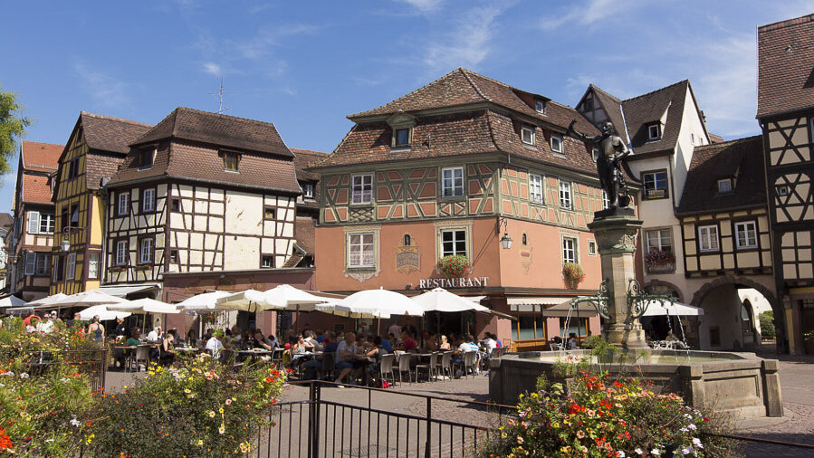 Altstadt von Colmar im Sommer am Platz des Alten Zollamts mit Mühlbach und Fachwerkhäusern
