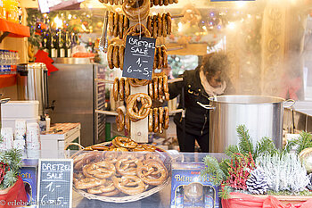 Stand mit gesalzenen Brezeln und Glühwein - Vin chaud Stand mit gesalzenen Brezeln und Glühwein - Vin chaud