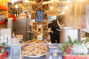 Stand mit gesalzenen Brezeln und Glühwein - Vin chaud