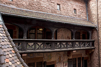 Balkon entlang der Zimmer des Südtracks der Hohkönigsburg