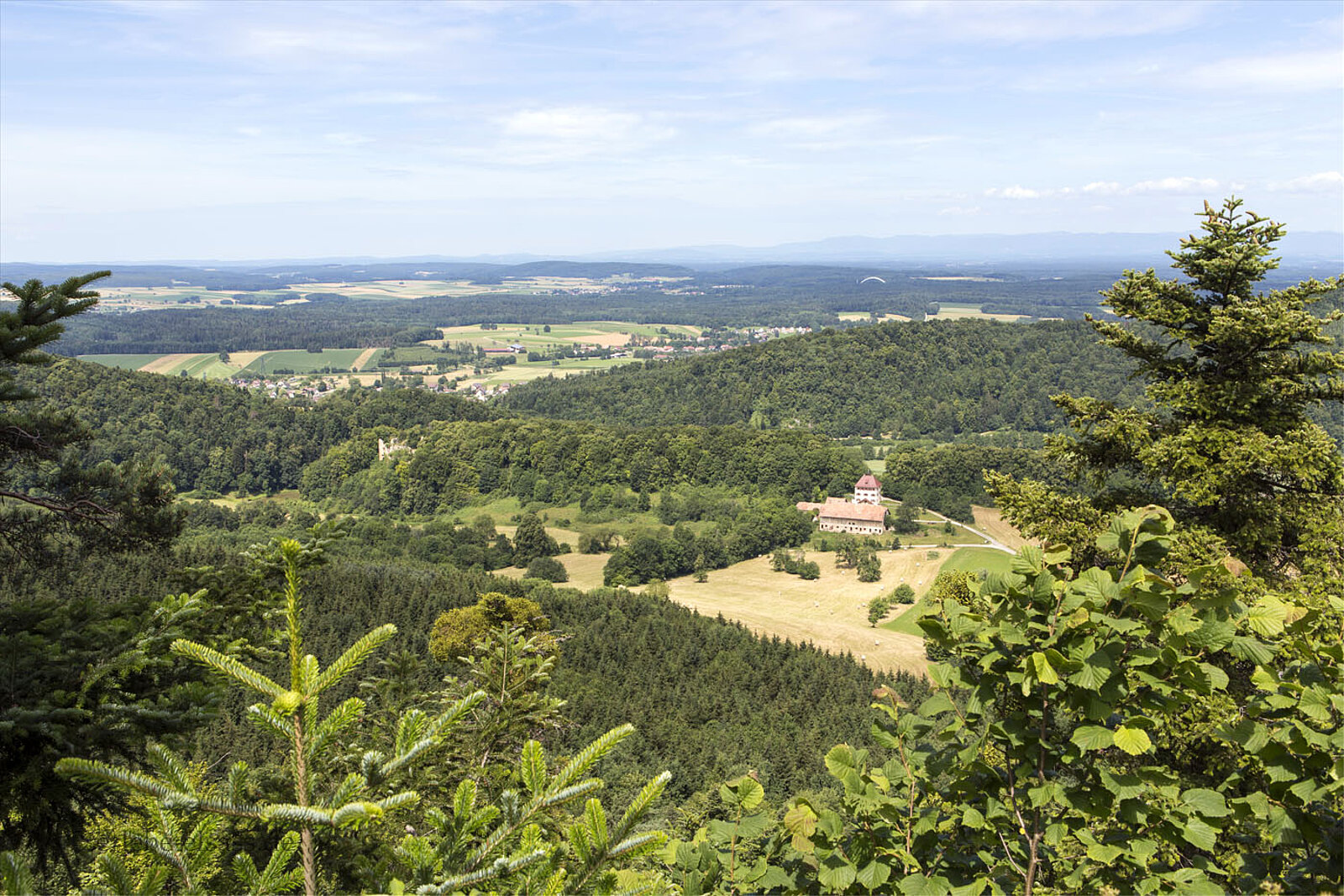 Aussicht vom Hexenfelsen über die Wälder und Felder rund um Morimont im Sundgau