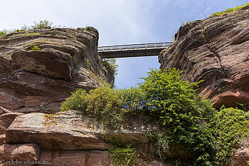Sicht hoch zur Brücke der Burganlage Haut-Barr