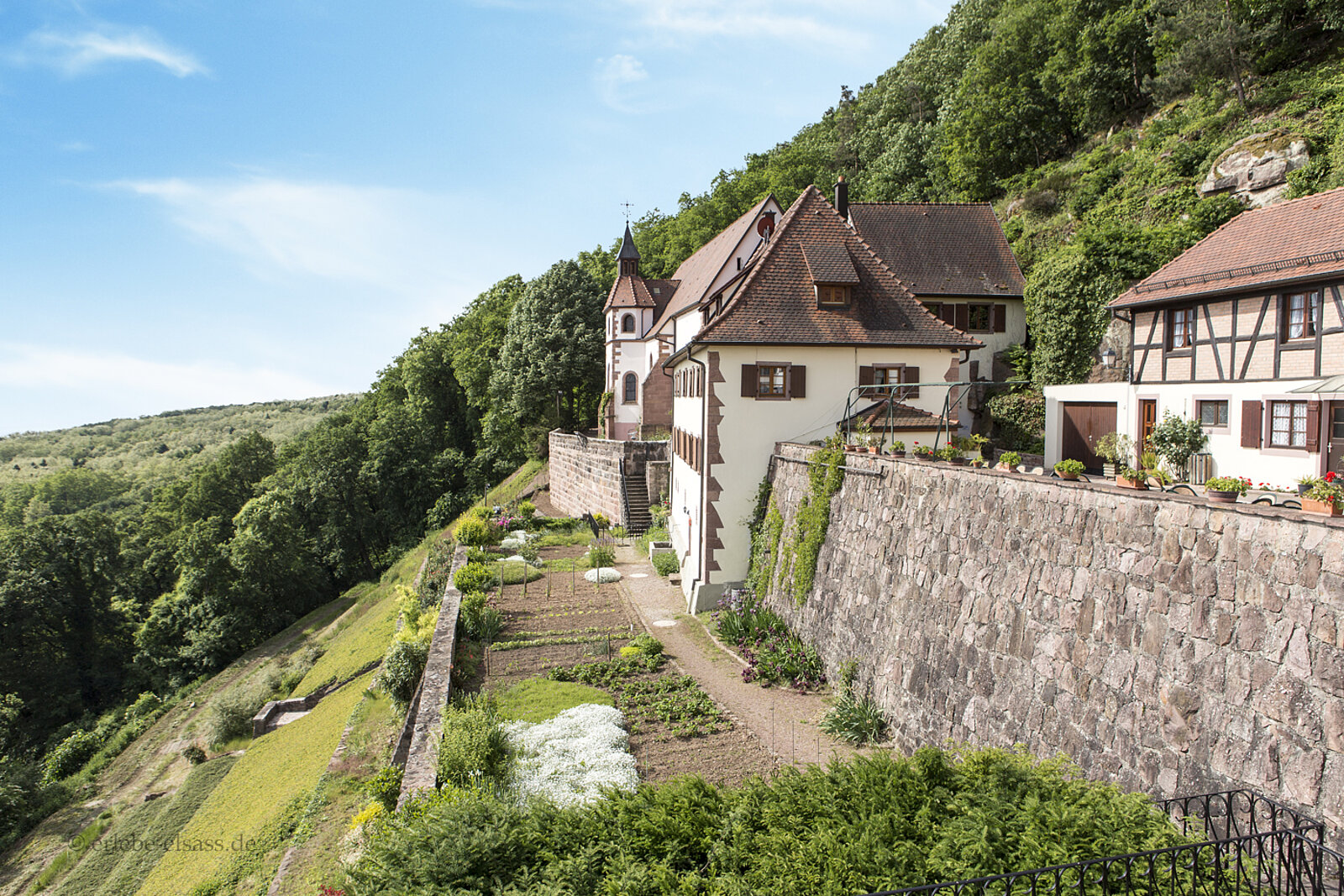 Terrasse des Klosters Schauenberg mit Klostermauer und Gemüsegarten