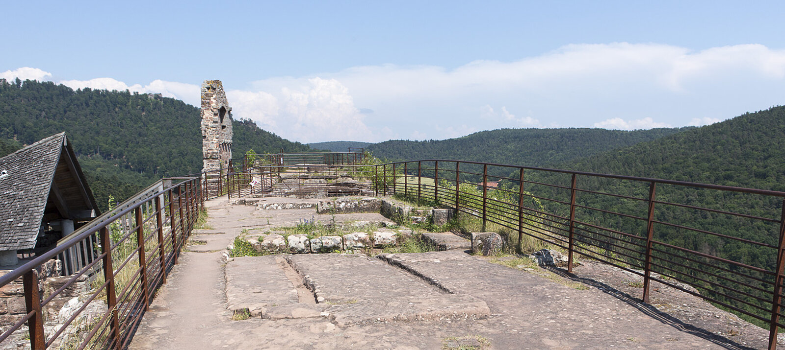 Burgruine Fleckenstein im Elsass auf ihrem markanten Sandsteinfelsen