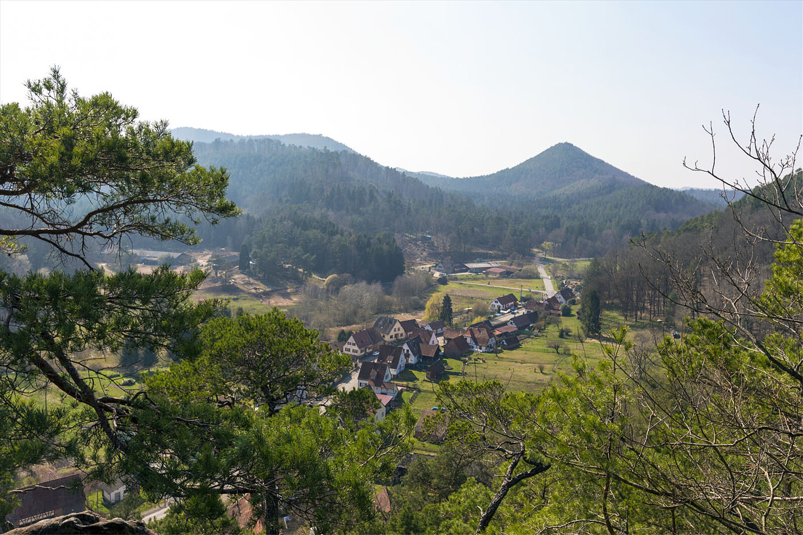 Aussicht von einer Felskanzel über das Tal der Sauer in den Nordvogesen