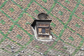 schön glasierte Dachziegel auf dem Koifhus