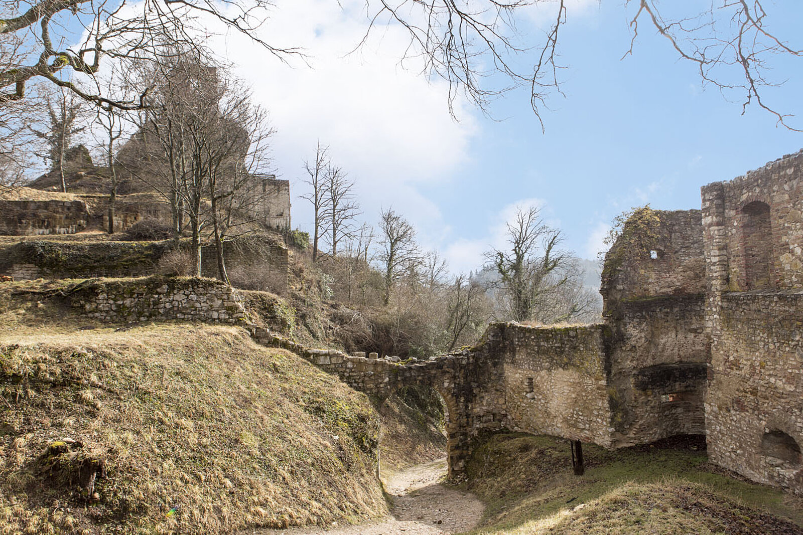 Mächtige Festungsmauern des Château de Ferrette über dem Südelsass