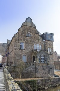 das Rathaus von Schirmeck aus Natursten an der Bruche