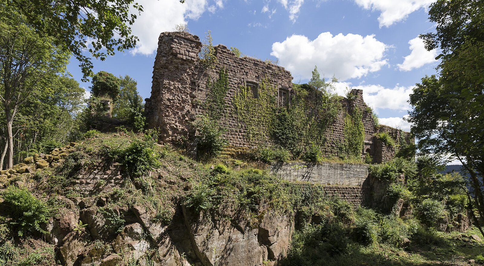 Festungsmauern des Château de Guirbaden im Bruchetal