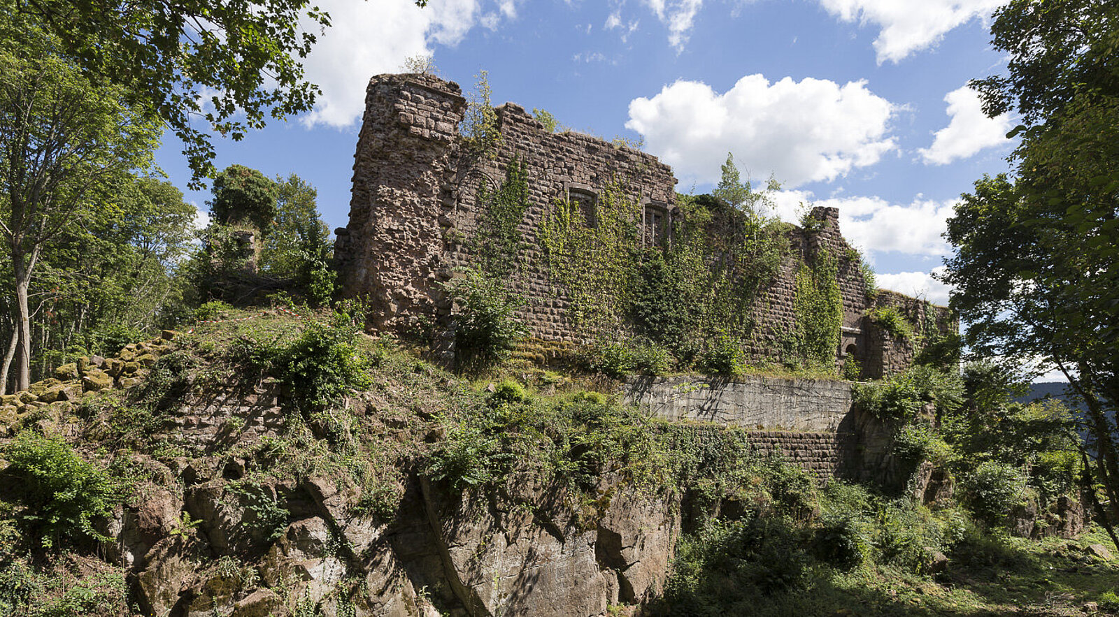 Festungsmauern des Château de Guirbaden im Bruchetal