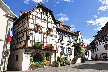 Fachwerkhäuser am Schlossplatz von Eguisheim