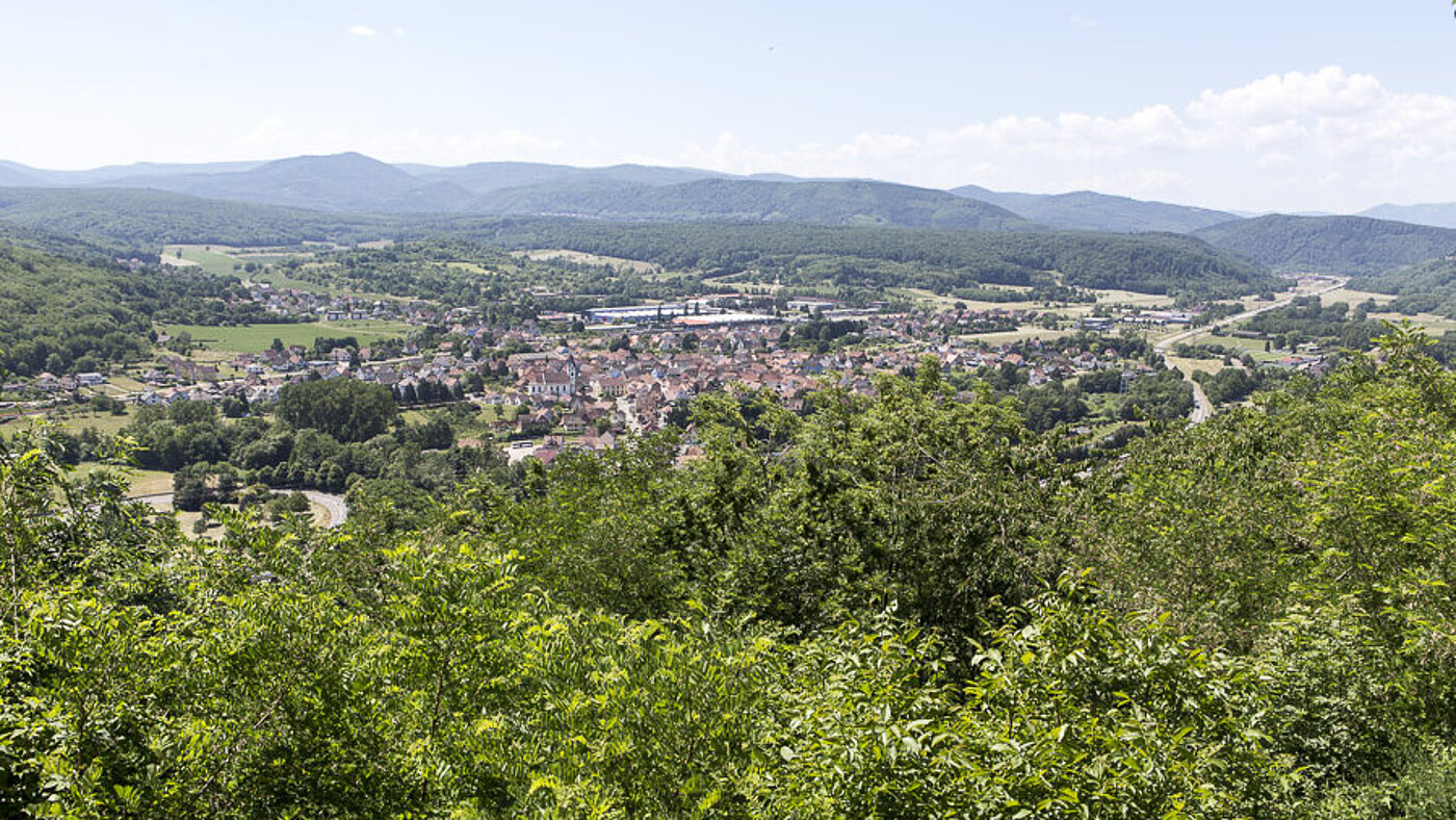 Aussicht über das untere Bruchetal mit dem Ort Mutzig