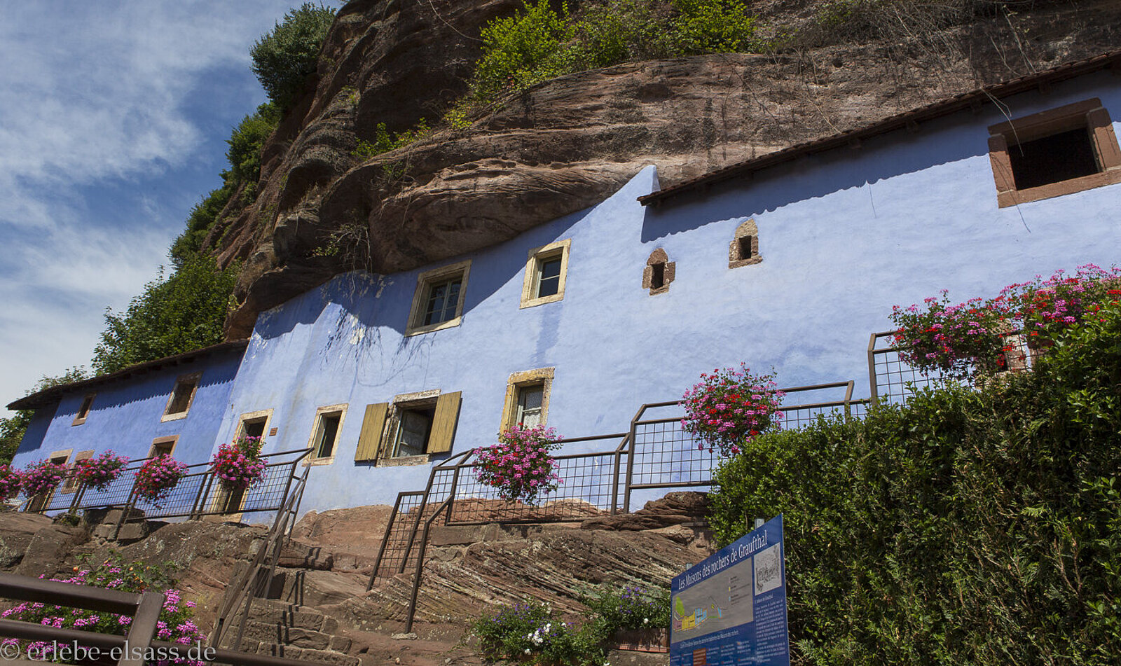 Blaue Felsenhäuser in Graufthal unterhalb der Sandsteinfelsen
