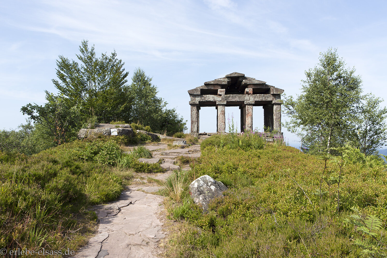 Antik wirkender Tempel auf dem Donon