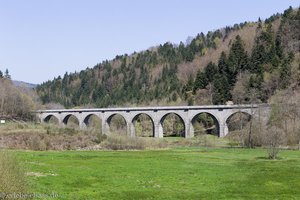 ein Bahnviadukt im Bruchetal