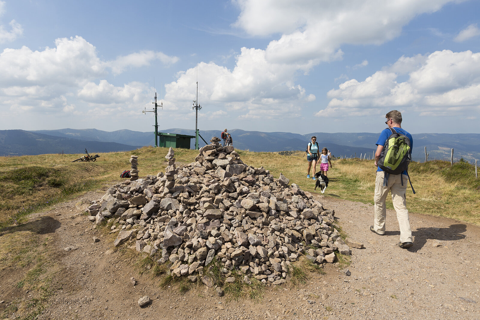Wanderer an der Gipfelpyramide auf dem Petit Ballon, dem Kleinen Belchen in den Vogesen