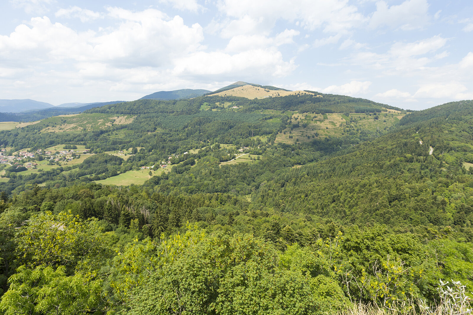 Aussicht von der Burgruine Freundstein über den Col Amic zu den südlichen Vogesen