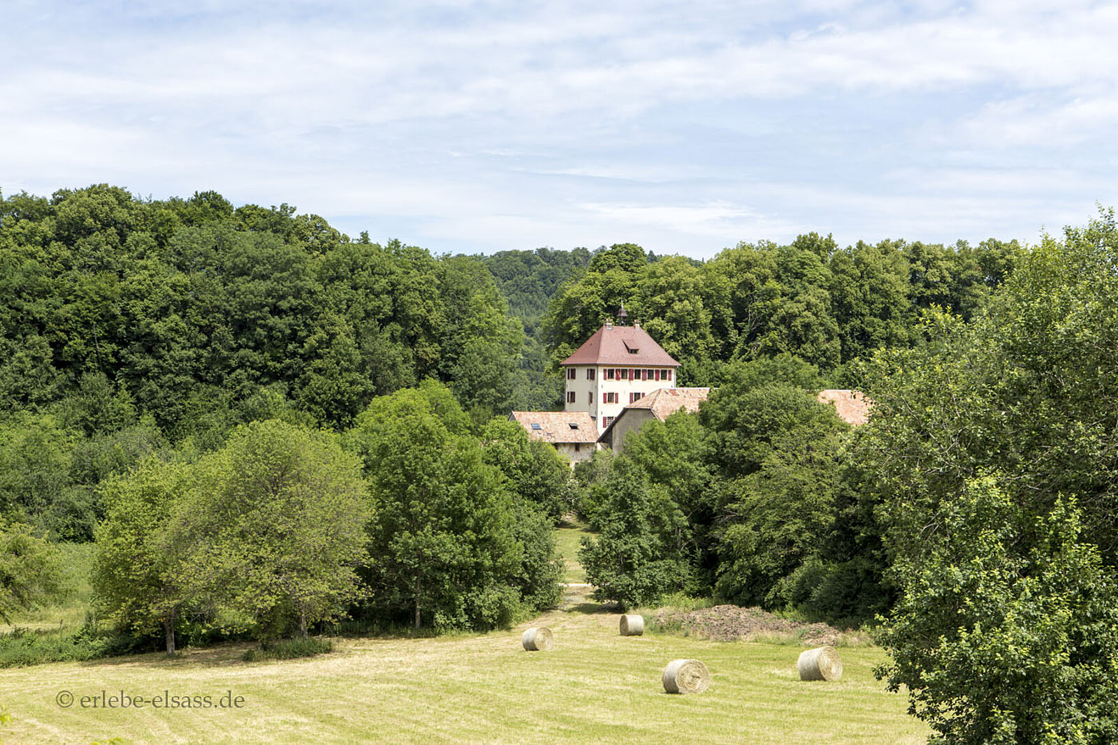 „Aussicht vom Hexenfelsen auf den Gutshof Morimont im hügeligen Sundgau