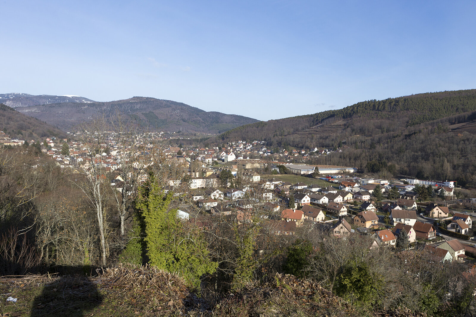 Aussicht vom Château du Hugstein über Guebwiller und das Tal der Lauch in den Vogesen