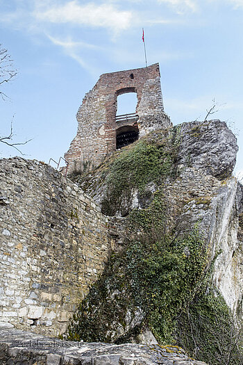 Bergfried der Burg von Ferrette