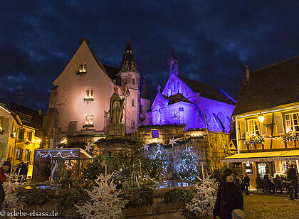 Abendstimmung am St.-Leons-Platz in Eguisheim mit beleuchteten Fachwerkhäusern