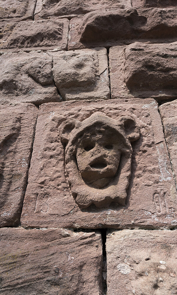 Mauerwerk der Burg Bilstein