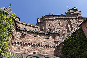 Blick auf die Außenmauern des Wohntrakts der Hohkönigsburg