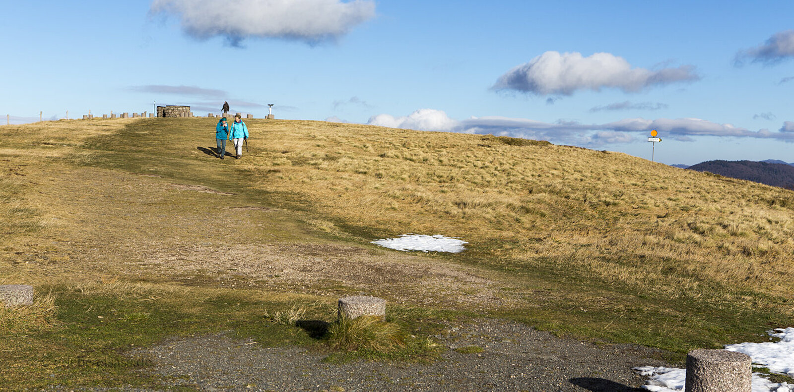 Gipfelbereich des Elsässer Belchens in einem schneearmen Winter mit offenen Grasflächen