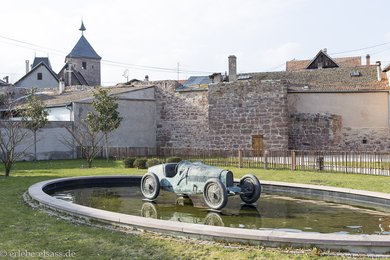 Skulptur des mystischen Rennwagens Bugatti Type 35