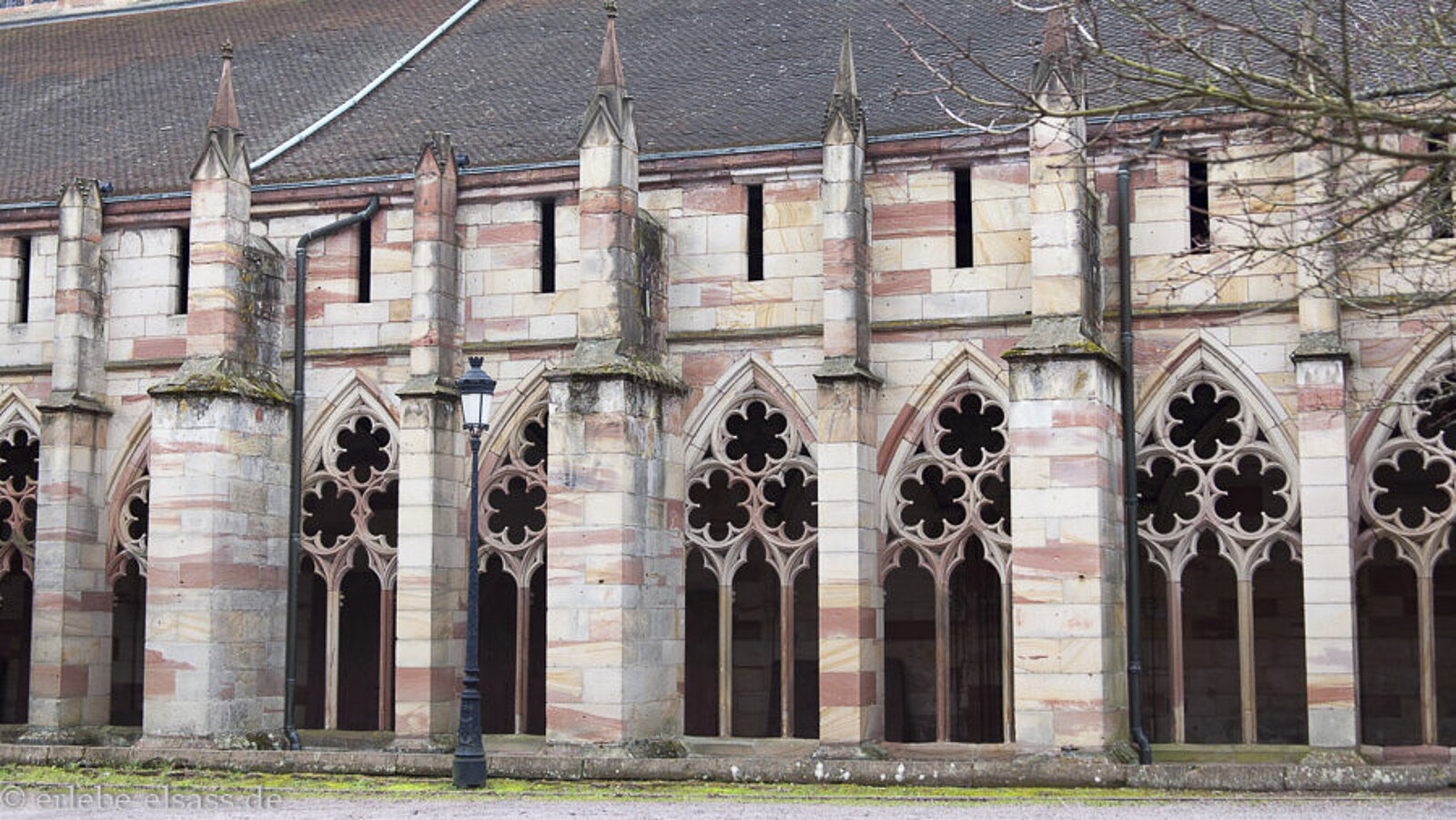 Romanischer Bogengang an der Peter‑ und Paul‑Abteikirche in Weißenburg