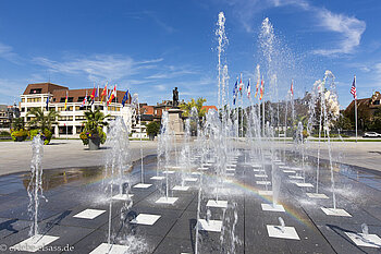 Wasserspiel beim Place du Champs de Mars